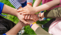 Enfants rassemblant leurs mains 