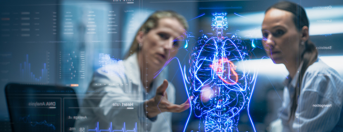 Médecins analysant un cliché radiologique