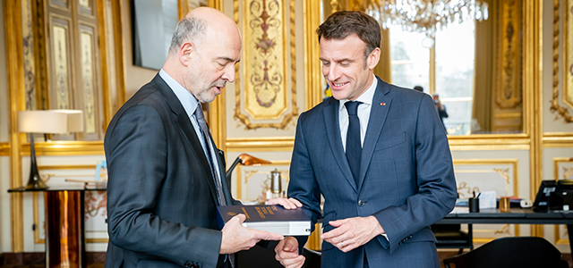 Pierre Moscovici remet le rapport public annuel à Emmanuel Macron