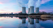 Vue d'une centrale nucléaire à la tombée de la nuit